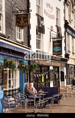 Großbritannien, England, Devon, Brixham Hafen, Kunden am Bürgersteig Tische draußen Kai Pub restaurants Stockfoto