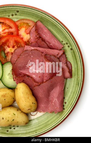 Frisch zubereitete gesunde Pastrami Salat mit neuen Kartoffeln Tomaten, Gurken, grüne Blätter und keine Leute Stockfoto