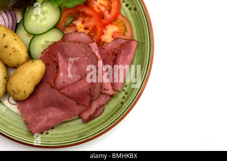 Frisch zubereitete gesunde Pastrami Salat mit neuen Kartoffeln Tomaten, Gurken, grüne Blätter und keine Leute Stockfoto