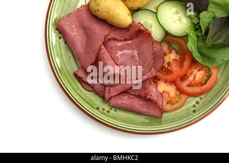 Frisch zubereitete gesunde Pastrami Salat mit neuen Kartoffeln Tomaten, Gurken, grüne Blätter und keine Leute Stockfoto