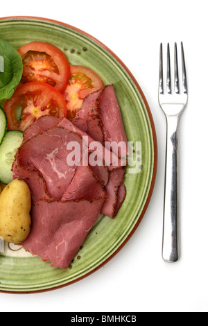 Frisch zubereitete gesunde Pastrami Salat mit neuen Kartoffeln Tomaten, Gurken, grüne Blätter und keine Leute Stockfoto