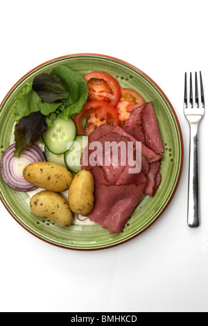 Frisch zubereitete gesunde Pastrami Salat mit neuen Kartoffeln Tomaten, Gurken, grüne Blätter und keine Leute Stockfoto