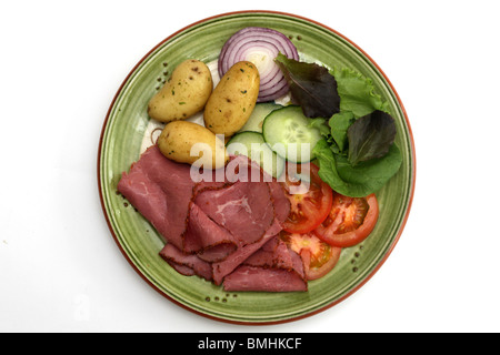 Frisch zubereitete gesunde Pastrami Salat mit neuen Kartoffeln Tomaten, Gurken, grüne Blätter und keine Leute Stockfoto