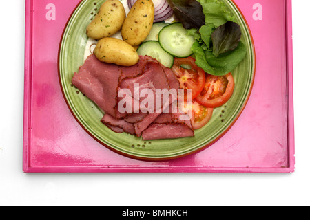 Frisch zubereitete gesunde Pastrami Salat mit neuen Kartoffeln Tomaten, Gurken, grüne Blätter und keine Leute Stockfoto