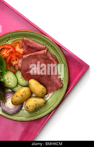 Frisch zubereitete gesunde Pastrami Salat mit neuen Kartoffeln Tomaten, Gurken, grüne Blätter und keine Leute Stockfoto