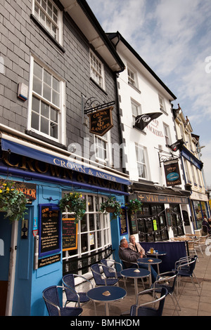 Großbritannien, England, Devon, Brixham Hafen, Kunden am Bürgersteig Tische draußen Kai Pub restaurants Stockfoto