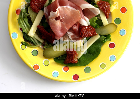 Im spanischen Stil geheilt Parmaschinken mit Salat Isoliert gegen einen weißen Hintergrund mit keine Menschen und einen Freistellungspfad Stockfoto