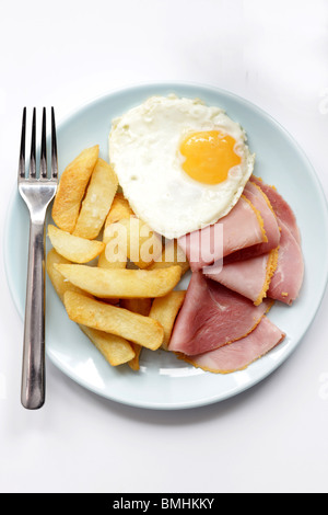 Ein frisch zubereitetes Spiegelei Sunny Side Up mit Schinken und Chips serviert auf einem Teller mit Keine Personen Stockfoto