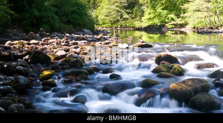 Fluss Dart bei New Bridge, über Felsen und Steinen Stockfoto