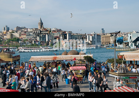 Istanbul Restaurant Terrasse Boote Goldene Horn Galata Waterfront Brückenturm verkaufen heiße Makrele Fisch Balik Ekmek Eminonu Stockfoto
