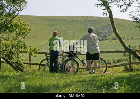 Radfahrer sieht das lange Mann von Wilmington South Downs East Sussex England UK Stockfoto