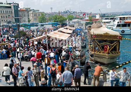 Istanbul Restaurant Terrasse Boote Goldene Horn Galata Waterfront Brückenturm verkaufen heiße Makrele Fisch Balik Ekmek Eminonu Stockfoto