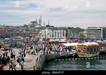 Istanbul Restaurant Terrasse Boote Goldene Horn Galata Waterfront Brückenturm verkaufen heiße Makrele Fisch Balik Ekmek Eminonu Stockfoto