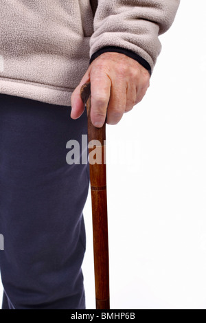 Reifen Mann stehend halten einen Spazierstock. Stockfoto