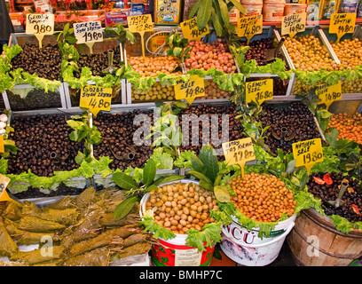 Kadikoy-Istanbul Markt Gemüsehändler OlivesTurkey Stockfoto