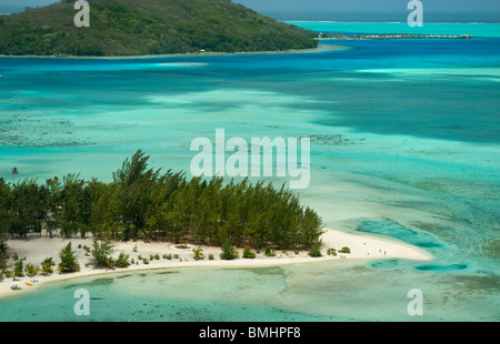 Luftaufnahme des Motu Tapu, einer kleinen Insel in der Lagune von Bora Bora in Französisch-Polynesien Stockfoto