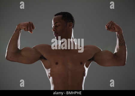 Körperlich fit Mann seinem Trizeps beugen Stockfoto
