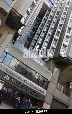 Vor dem Haupteingang zu den beliebten St Giles Hotel in Bedford Avenue, ein beliebtes Ziel für Touristen und Geschäftsleute. Stockfoto