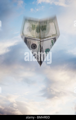 Papierflieger aus Geld gemacht Stockfoto