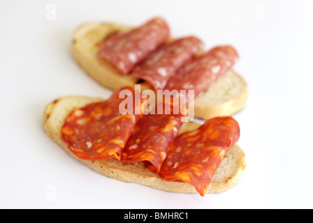 Salami auf bruschettina Brot Stockfoto