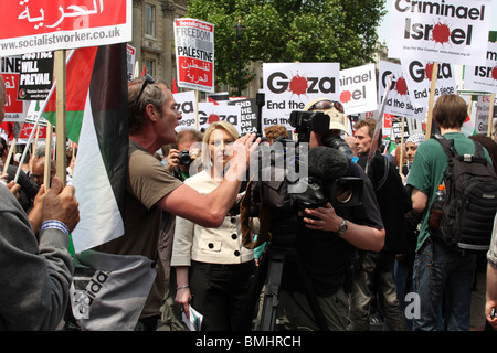 Demonstranten versucht, eine Ausstrahlung Sky News TV-Reporter bei der "Freiheit für Palästina"-Demonstration in London zu verhindern. Stockfoto