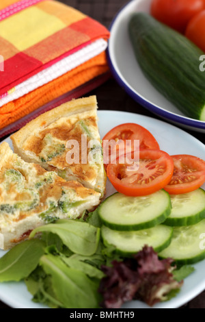 Brokkoli-Tomaten-Käse-Quiche Stockfoto