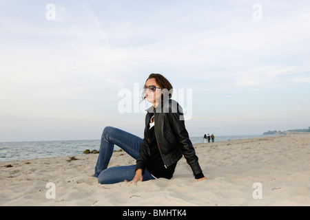 Junge Frau, 20 +, am Strand, lässig, spielerisch, sportlich, Niendorf an der Ostsee, Schleswig-Holstein, Deutschland, Europa Stockfoto