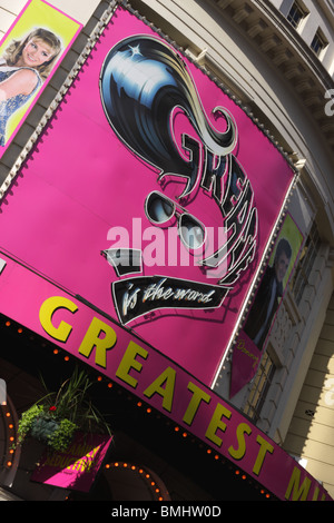 Werbung horten über dem Haupteingang an der Piccadilly Theatre in Denman Street in der Nähe von Piccadilly Circus. Stockfoto