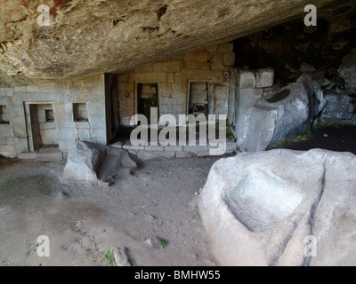 Der Tempel des Mondes in einer Höhle unter der Spitze Huayna Picchu am alten Inka-Ruinen von Machu Picchu in der Nähe von Cusco in Peru Stockfoto