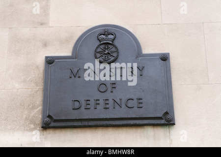 Verteidigungsministerium Zeichen Plaque, Horse Guards Avenue, London, England, UK Stockfoto