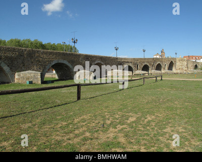 Brücke von Paso Honroso in Hospital de Orbigo. Leon-Provinz. Spanien. Stockfoto