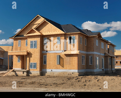 Holz-Rahmen zweistöckiges Haus mit OSB ummantelt Wände im Bau. Milton, Ontario, Kanada. Stockfoto