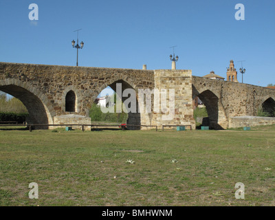 Brücke von Paso Honroso in Hospital de Orbigo. Leon-Provinz. Spanien. Stockfoto