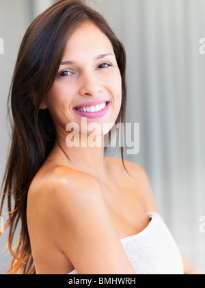 Frau trägt ein Handtuch Stockfoto