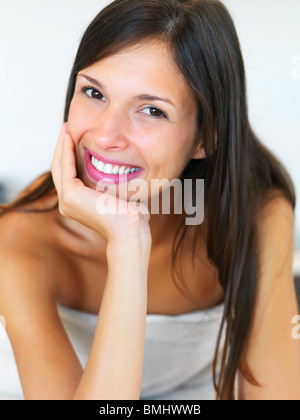 Frau trägt ein Handtuch Stockfoto