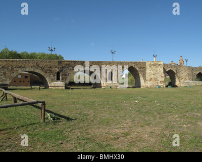 Brücke von Paso Honroso in Hospital de Orbigo. Leon-Provinz. Spanien. Stockfoto