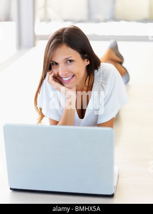 Frau mit Notebook Stockfoto