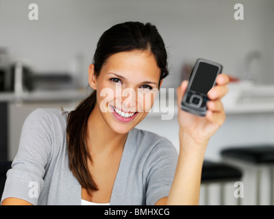 Frau-Holding-Handy Stockfoto