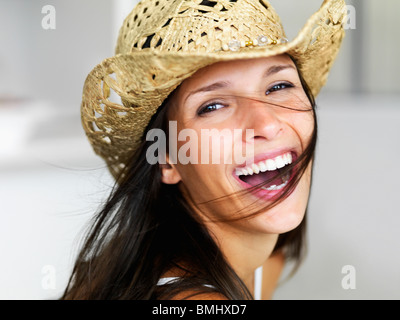 Frau mit Strohhut Stockfoto