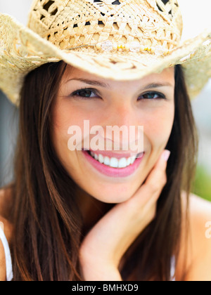 Frau mit Strohhut Stockfoto