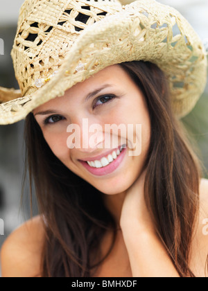 Frau mit Strohhut Stockfoto