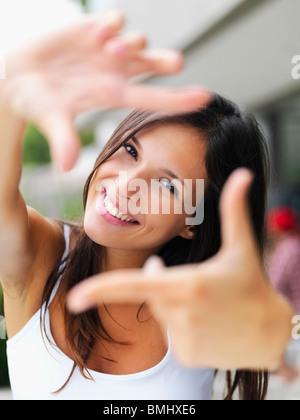 Frau macht Finger frame Stockfoto