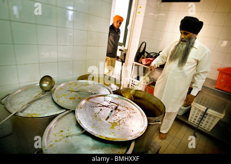 Topf mit Suppe, Sikh-Gemeinde, Sikhdharma Gurdwara Singh Sabha Association, Novellara, Provinz Reggio Emilia, Italien Stockfoto