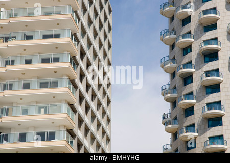 Tel Aviv Meer Architceture - hohe Aufstieg Gebäude Isrotel rechts Stockfoto