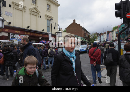 Die beliebten Londoner Wahrzeichen von der Portobello Road, Touristen und Besucher im Überfluss in riesiger Zahl entlang der Straße. Stockfoto