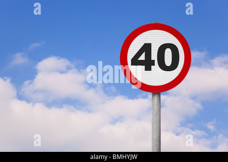 Eine Runde Roadsign mit der Nummer 40 vor einem blauen bewölkten Himmel. Stockfoto