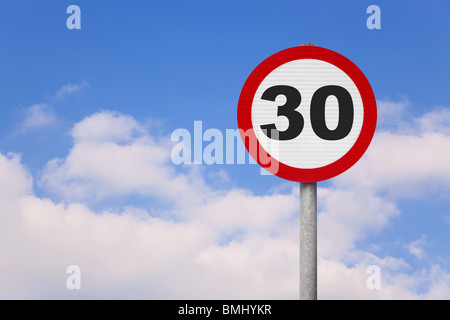 Eine Runde Roadsign mit der Nummer 30 vor einem blauen bewölkten Himmel. Stockfoto