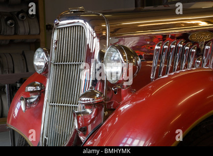 Detail von einem Ford-Feuerwehrauto-Frontgrill und Scheinwerfer, Auckland, Neuseeland Stockfoto