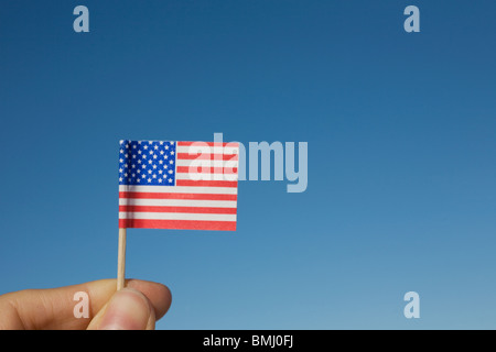 Hand halten kleine amerikanische Flagge Stockfoto