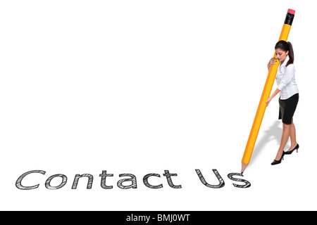 Geschäftsfrau, die die Wörter kontaktieren Sie uns mit einem Riesen Bleistift, isoliert auf einem weißen Hintergrund zu schreiben. Stockfoto